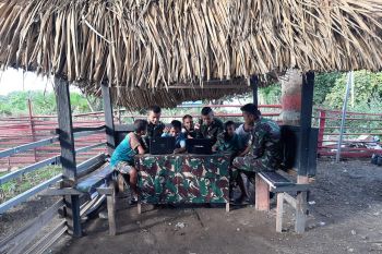 Satgas Pamtas latih  warga perbatasan operasikan komputer