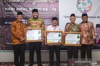 Fadly Amran terima penghargaan dari Kakanwil Kemenag Sumbar