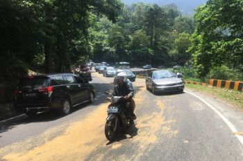 Tumpahan minyak sawit di Lembah Anai, pengendara diminta hati-hati