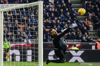Jari kiper Inter Milan patah saat latihan