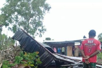 Angin kencang rontokkan sebuah rumah di Timor Tengah Utara