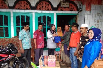 Pemkab Pessel serahkan bantuan kepada korban banjir dan longsor