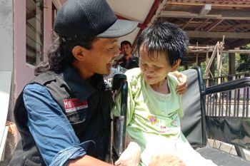 Jadi sarang tikus, rambut Mbah Iyah warga Getasan Semarang dipotong relawan RMI-ACT