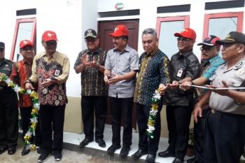 Desa Panaan Tabalong terima bantuan 30 lampu panel