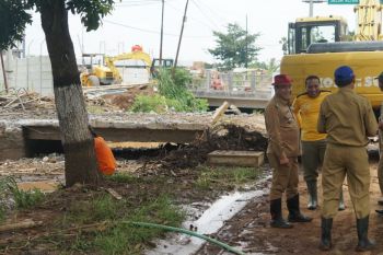 Menyumbat air, jembatan penghubung distribusi elpiji di Jalan Pati-Juwana dibongkar