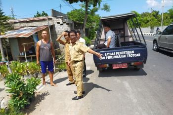 Satgas PUPR Mataram menertibkan penyalahgunaan trotoar