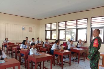 Babinsa Sangihe sosialisasi bahaya narkoba siswa SMP