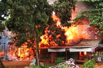 Kebakaran di Parenggean hanguskan barak dan atap rumah