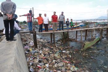 Rycko Menoza prihatin pesisir Bandarlampung kumuh dan kotor akibat sampah