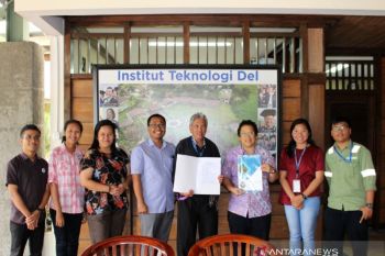 TPL-IT Del dukung penelitian dua mahasiswa "particle board" berbahan "sludge" dari sisa hasil produksi