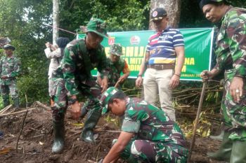 Kodim 0304 Agam tanam akar wangi di daerah rawan longsor