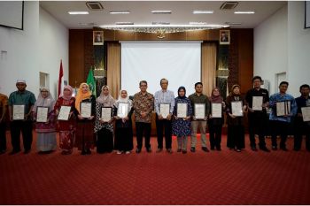 Unand beri penghargaan dosen yang produktif menulis