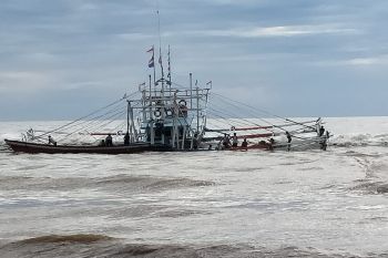 PULUHAN KAPAL BAGAN TENGGELAM DAN TERDAMPAR  DI HANTAN BADAI SUMBAR