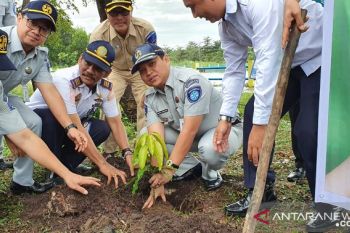 Milenial Jasa Raharja Riau hijaukan Terminal Payung Sekaki dengan 50 bibit pohon