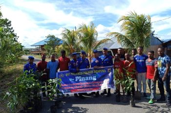 Polisi dan warga Jayapura tanam 50 pohon di Kampung Sereh