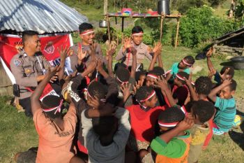 Binmas Noken Polri mengajar anak-anak Kampung Jiginikme Puncak Jaya