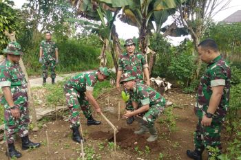 Koramil Tilatangkamang tanam bibit buah-buahan untuk penghijauan dan mengurangi polusi