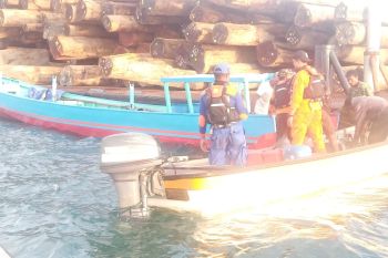 Tim SAR evakuasi tiga nelayan di perairan Pulau Mengge Sarmi