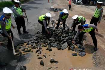 Antisipasi kecelakaan dan kemacetan, Satlantas Polresta Bandar Lampung timbun jalan berlubang