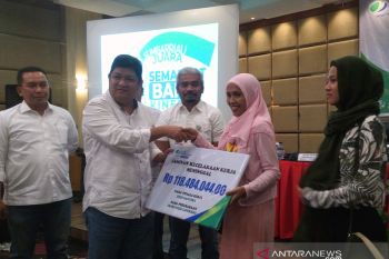 BP Jamsostek Cabang Padang serahkan santunan kecelakaan kerja kepada pesertanya
