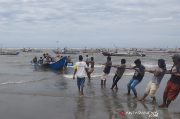 Satu kapal nelayan karam diterjang ombak