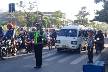 Satlantas Polres Jayapura dampingi anak-anak TK atur lalu lintas