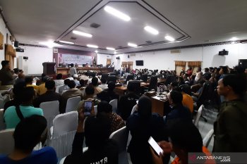 Antusias warga Natuna datangi DPRD terkait corona