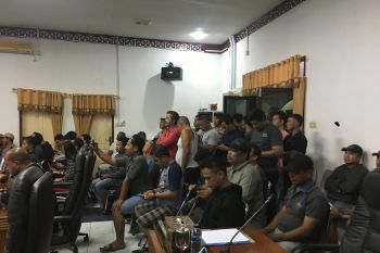 Warga padati ruang sidang DPRD Natuna
