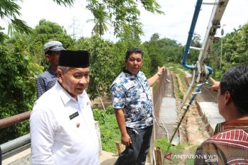 Bupati tinjau pembangunan  jembatan penghubung dua kecamatan