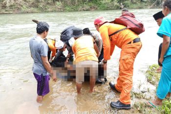 Korban hanyut di Dharmasraya ditemukan meninggal tiga kilometer dari lokasi awal