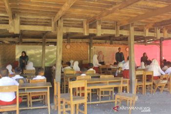 Siswa SDN 209 Tobereka Kabupaten Jeneponto sekolah di kolong rumah