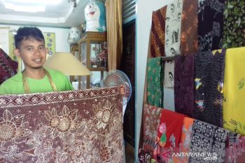 A young man from Solok interested in developing local 'batik tulis'