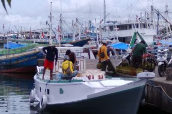 Aktivitas bongkar-muat di Pelabuhan Rakyat Paotere Makassar melambat