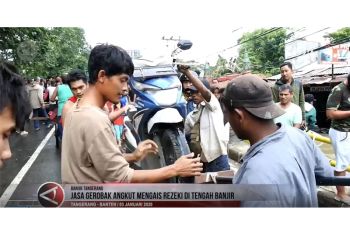 Jasa Gerobak Angkut Mengais Rezeki di Tengah Banjir