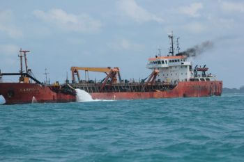 Video - Penambangan pasir berdalih pendalaman alur di perairan Galang Batang