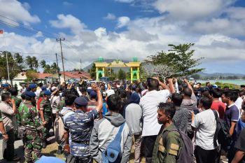 Masyarakat Natuna datangi Bandara Ranai
