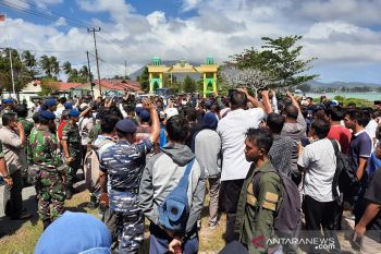 Video: Warga padati ruang sidang DPRD Natuna