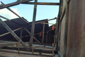 Angin Kencang Terbangkan Atap Sekolah di Padang