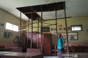 Atap ambrol, murid SD di Kudus tidak bisa tempati kelasnya