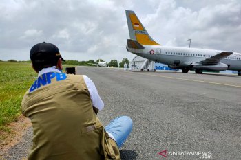 Petugas BNPB saat sambut WNI dari Wuhan di Natuna