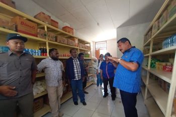 Bupati Jayawijaya serahkan ruko-sembako kepada pedagang orang asli Papua