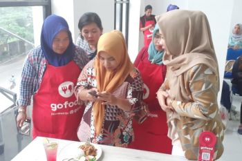 Gojek kembangkan program swadaya kepada  keluarga mitra