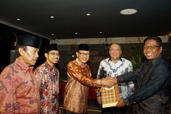 Gerindra menyerahkan rekomendasi kepada tujuh paslon pilkada di NTB