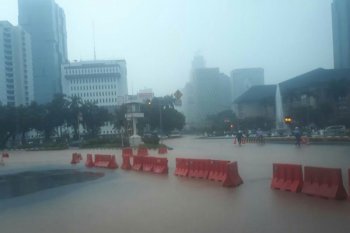 Genangan  30 cm rendam Jalan Merdeka Barat