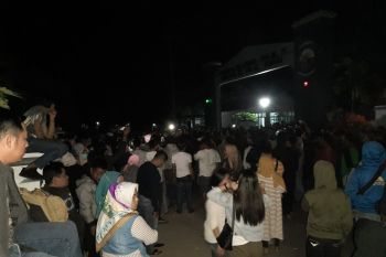 Tidak hanya orang dewasa, anak-anak juga ikut  blokade gerbang bandara Ranai