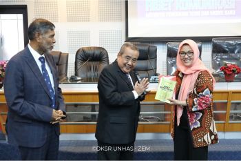 Prof  Anwar Arifin luncurkan buku karyanya ke-59