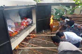 316 kilogram buah hingga daging babi ilegal dimusnahkan Karantina Pekanbaru