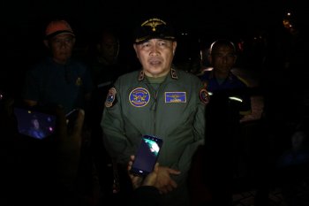 Pesawat latih TNI AL mendarat darurat di areal pertambakan di Sidoarjo