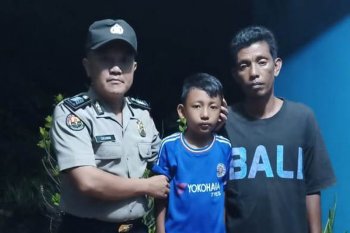 Asyik main HP saat turun kapal, bocah 9 tahun nyemplung ke laut