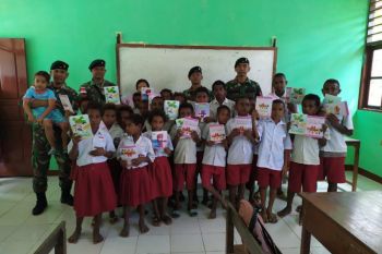 Prajurit TNI bagikan buku tulis kepada pelajar di perbatasan RI-PNG
